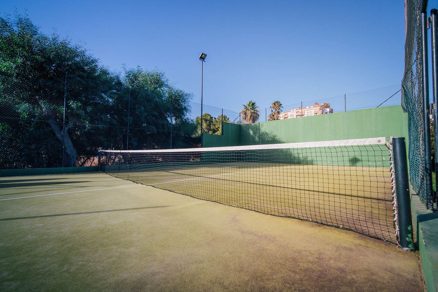 Padel-kenttä naapurissa